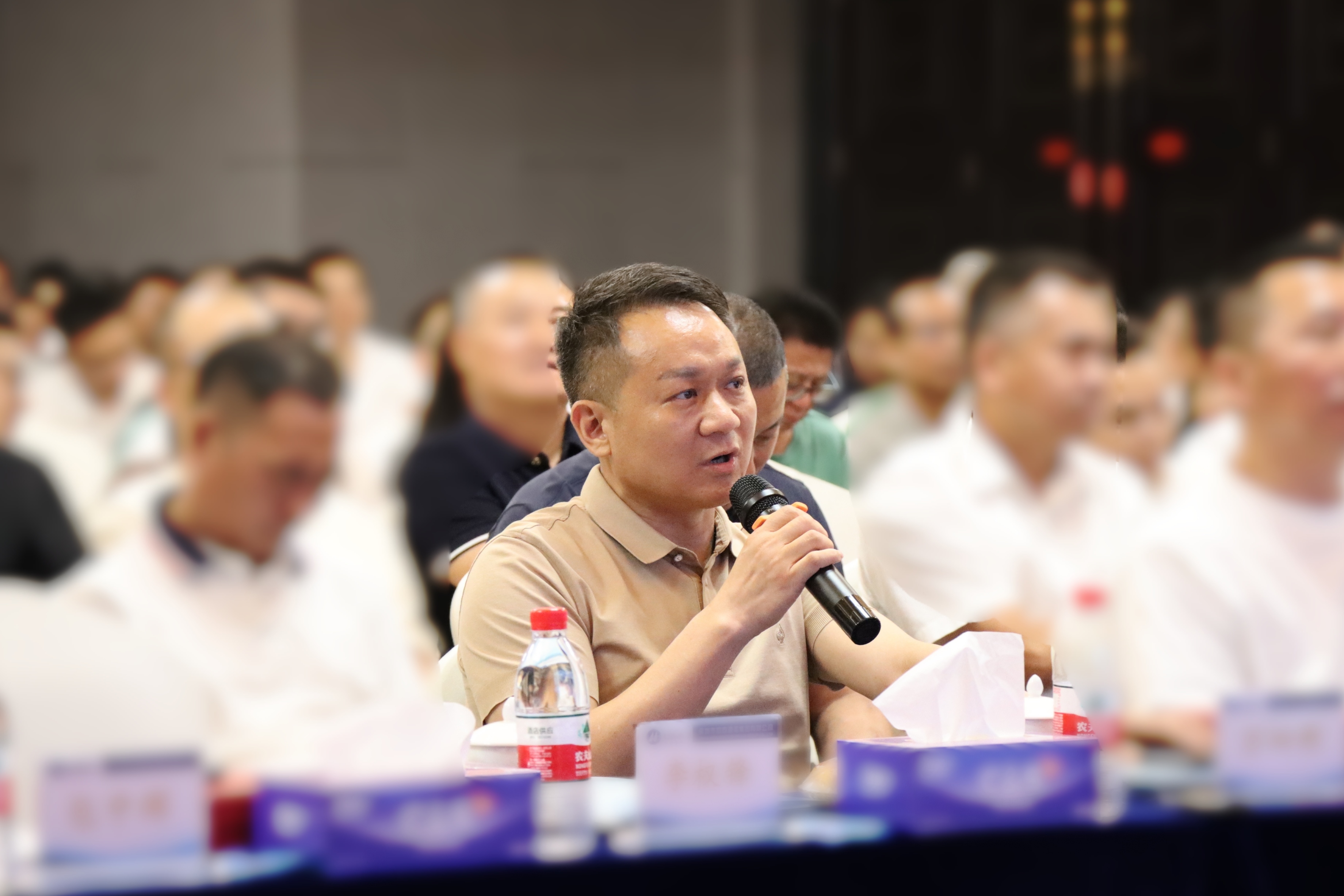 港創(chuàng)建材公司董事、總經(jīng)理萬泗新發(fā)言.jpg